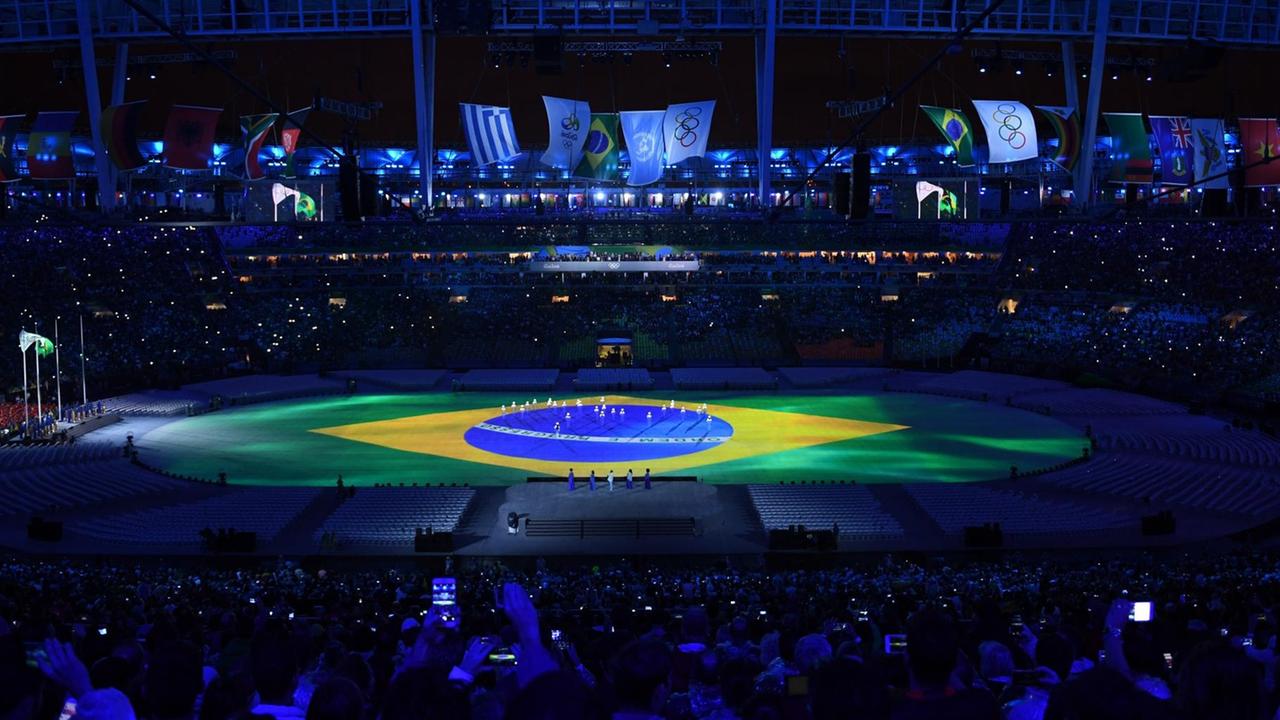 Künstler präsentieren während der Abschlussfeier der Olympischen Spiele in Rio im Maracana-Stadion die brasilianische Flagge. Künstler präsentieren während der Abschlussfeier der Olympischen Spiele in Rio im Maracana-Stadion die brasilianische Flagge.