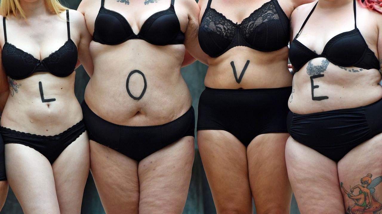 Plus-Size Models posieren am 30.06.2016 in Berlin im Rahmen des Fotoprojekts "Bodylove" für ein realistisches Frauenbild. Dabei präsentieren sich Menschen fast nackt, selbstbewusst und glücklich vor der Kamera. Sie zeigen, wie vielfältig körperliche Individualität ist. Plus-Size Models posieren am 30.06.2016 in Berlin im Rahmen des Fotoprojekts "Bodylove" für ein realistisches Frauenbild. Dabei präsentieren sich Menschen fast nackt, selbstbewusst und glücklich vor der Kamera. Sie zeigen, wie vielfältig körperliche Individualität ist.