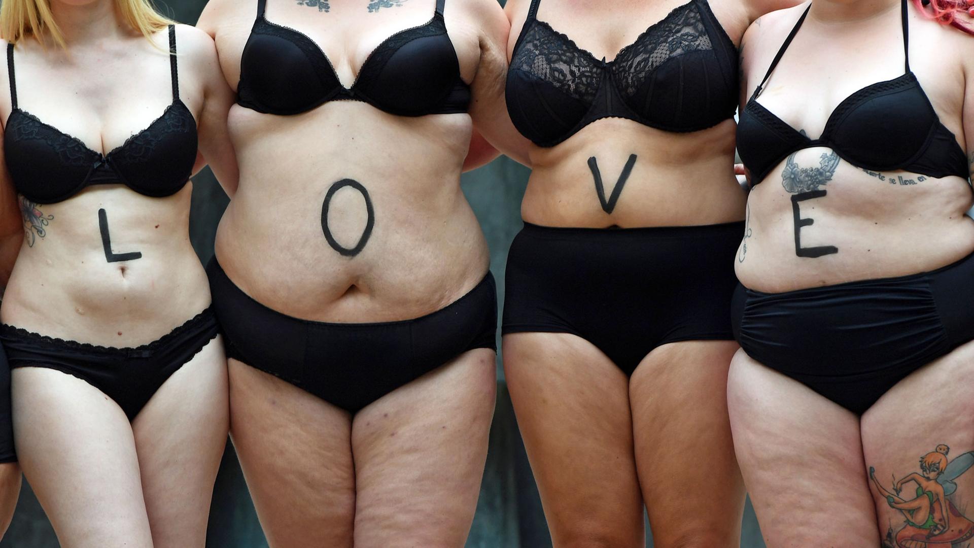 Plus-Size Models posieren am 30.06.2016 in Berlin im Rahmen des Fotoprojekts "Bodylove" für ein realistisches Frauenbild. Dabei präsentieren sich Menschen fast nackt, selbstbewusst und glücklich vor der Kamera. Sie zeigen, wie vielfältig körperliche Individualität ist. Plus-Size Models posieren am 30.06.2016 in Berlin im Rahmen des Fotoprojekts "Bodylove" für ein realistisches Frauenbild. Dabei präsentieren sich Menschen fast nackt, selbstbewusst und glücklich vor der Kamera. Sie zeigen, wie vielfältig körperliche Individualität ist.