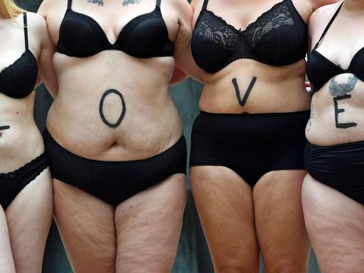 Plus-Size Models posieren am 30.06.2016 in Berlin im Rahmen des Fotoprojekts "Bodylove" für ein realistisches Frauenbild. Dabei präsentieren sich Menschen fast nackt, selbstbewusst und glücklich vor der Kamera. Sie zeigen, wie vielfältig körperliche Individualität ist.