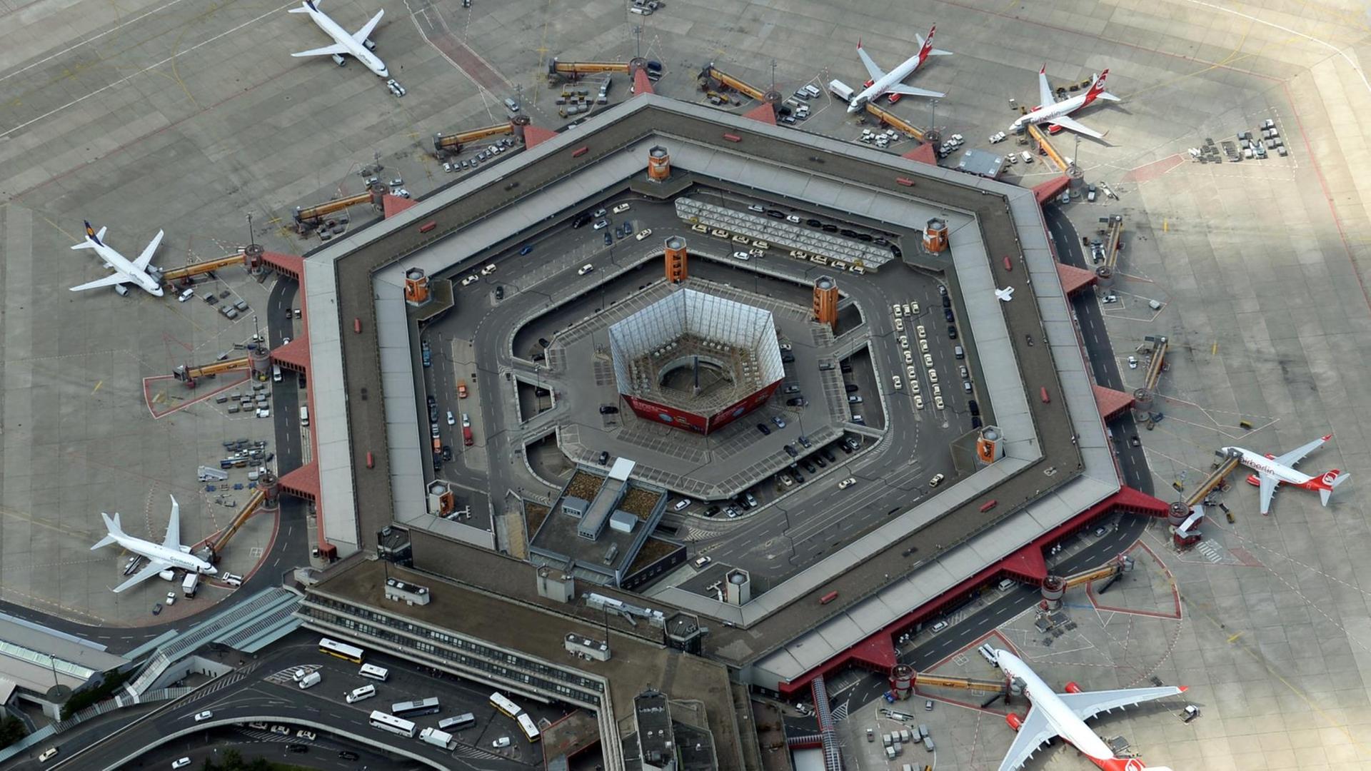 Eine Luftaufnahme des Flughafens in Berlin Tegel. Eine Luftaufnahme des Flughafens in Berlin Tegel.