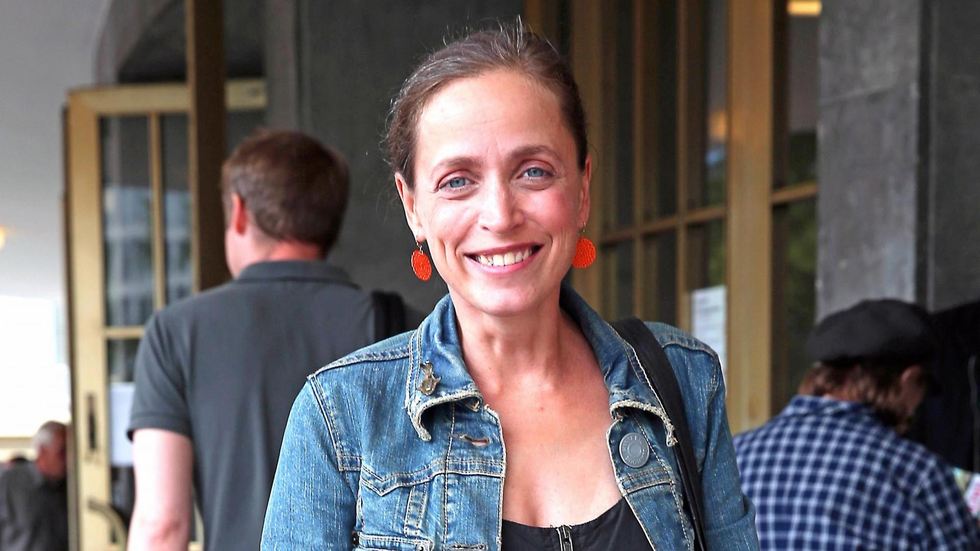 Die Schauspielerin Anna Thalbach, aufgenommen im Januar 2020 zu Gast in der Komödie am Kurfürstendamm auf der Premiere von "Zuhause bin ich Darling" von Laura Wade, unter der Regie von Philippe Besson im Schillertheater Berlin. Die Schauspielerin Anna Thalbach, aufgenommen im Januar 2020 zu Gast in der Komödie am Kurfürstendamm auf der Premiere von "Zuhause bin ich Darling" von Laura Wade, unter der Regie von Philippe Besson im Schillertheater Berlin.