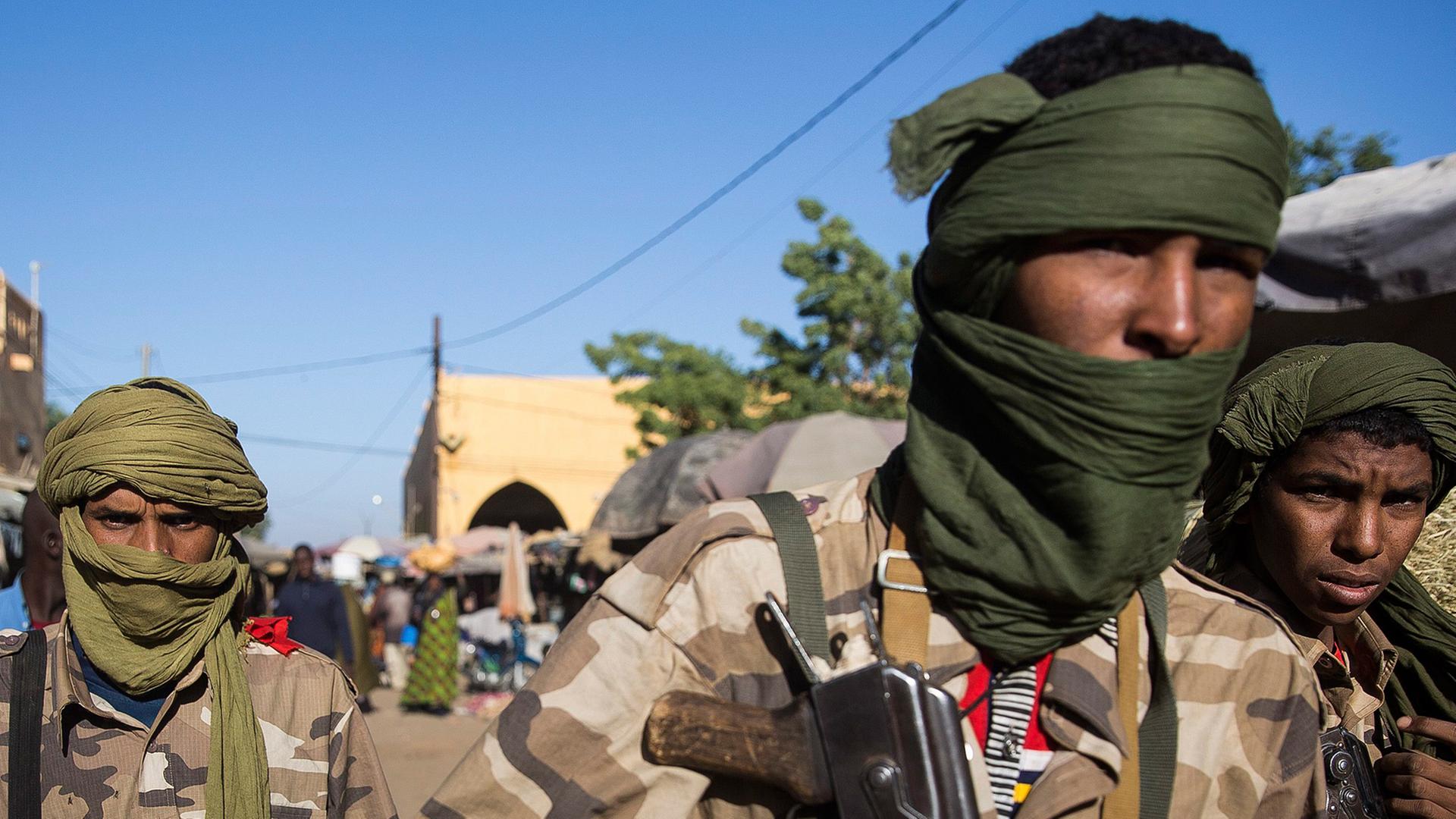 Malische Soldaten patrollieren am 07.02.2013 auf einem Markt in Gao (Nord Mali).