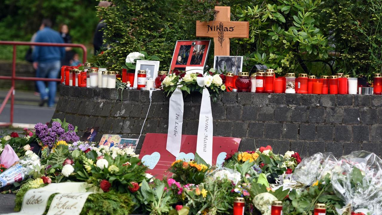 Blumen und Kerzen stehen in Bonn (Nordrhein-Westfalen) vor und neben dem Kreuz an der Stelle, an der der nun verstobene Niklas P. (17) von bisher Unbekannten zusammengeschlagen wurde. Blumen und Kerzen stehen in Bonn (Nordrhein-Westfalen) vor und neben dem Kreuz an der Stelle, an der der nun verstobene Niklas P. (17) von bisher Unbekannten zusammengeschlagen wurde.