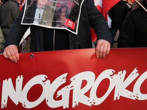 SPD-Anhänger halten am 21.01.2018 ein Schild mit der Aufschrift "#NoGroko" bei einer Demonstration vor dem WCCB beim außerordentlichen SPD-Parteitag in Bonn (Nordrhein-Westfalen).