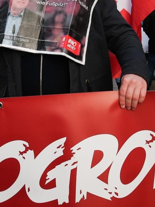 SPD-Anhänger halten am 21.01.2018 ein Schild mit der Aufschrift "#NoGroko" bei einer Demonstration vor dem WCCB beim außerordentlichen SPD-Parteitag in Bonn (Nordrhein-Westfalen).