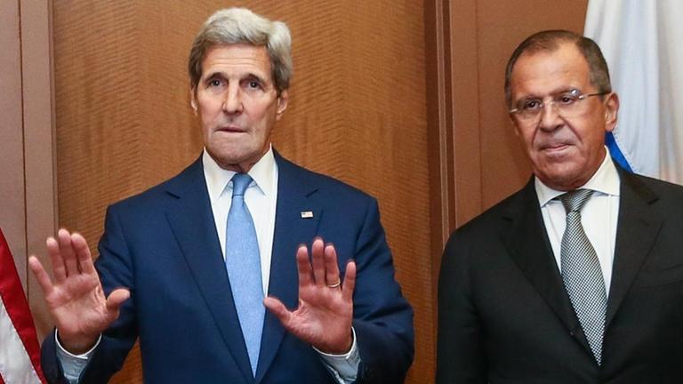 Die Außenminister John Kerry (USA/links) und Sergej Lawrow