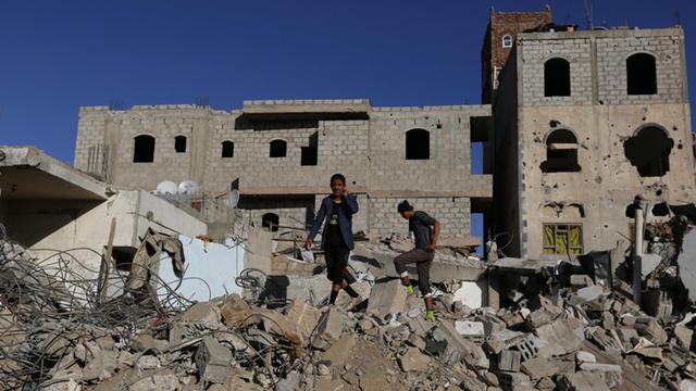 Kinder bei einem zerstörten Haus in Jemens Hauptstadt Sanaa (28. November 2015)