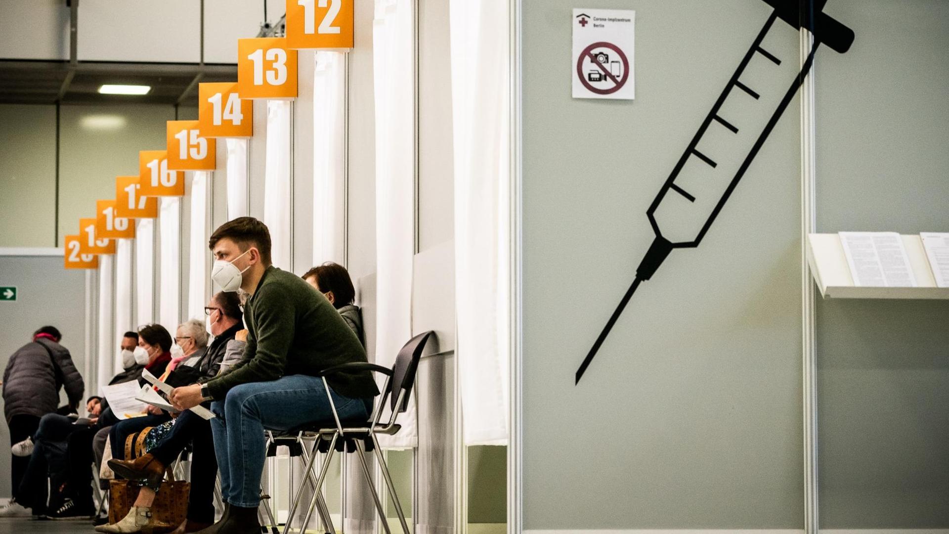 Menschen in einem Impf-Zentrum. Menschen in einem Impf-Zentrum.