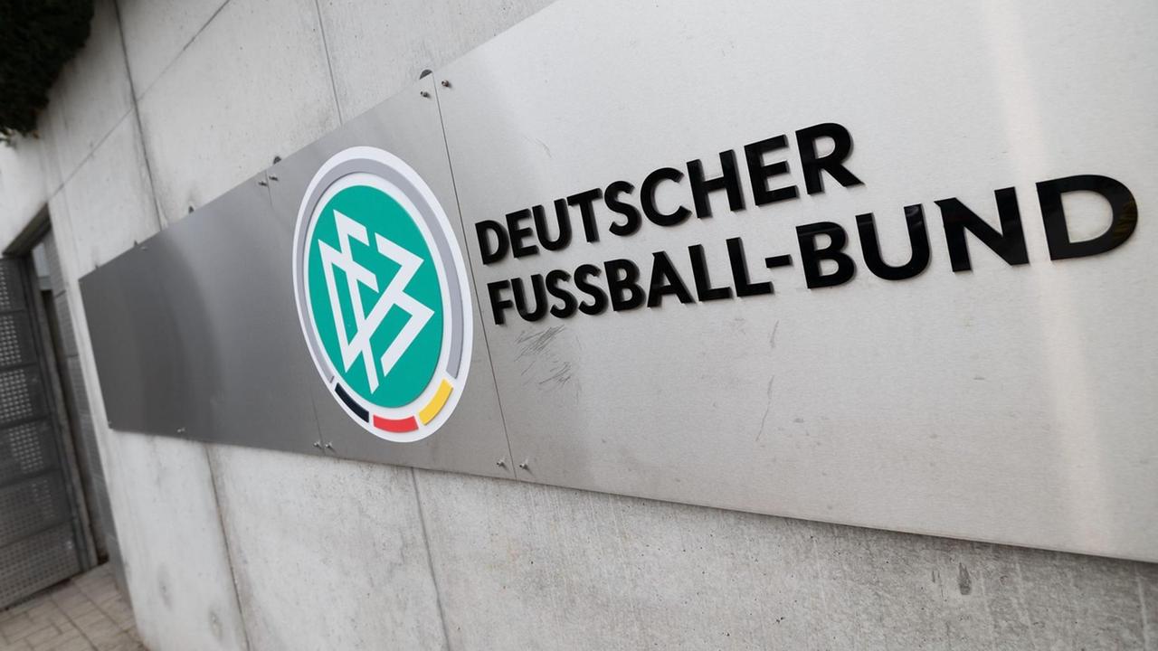 Eingangsschild der DFB-Zentrale in Frankfurt am Main Eingangsschild der DFB-Zentrale in Frankfurt am Main