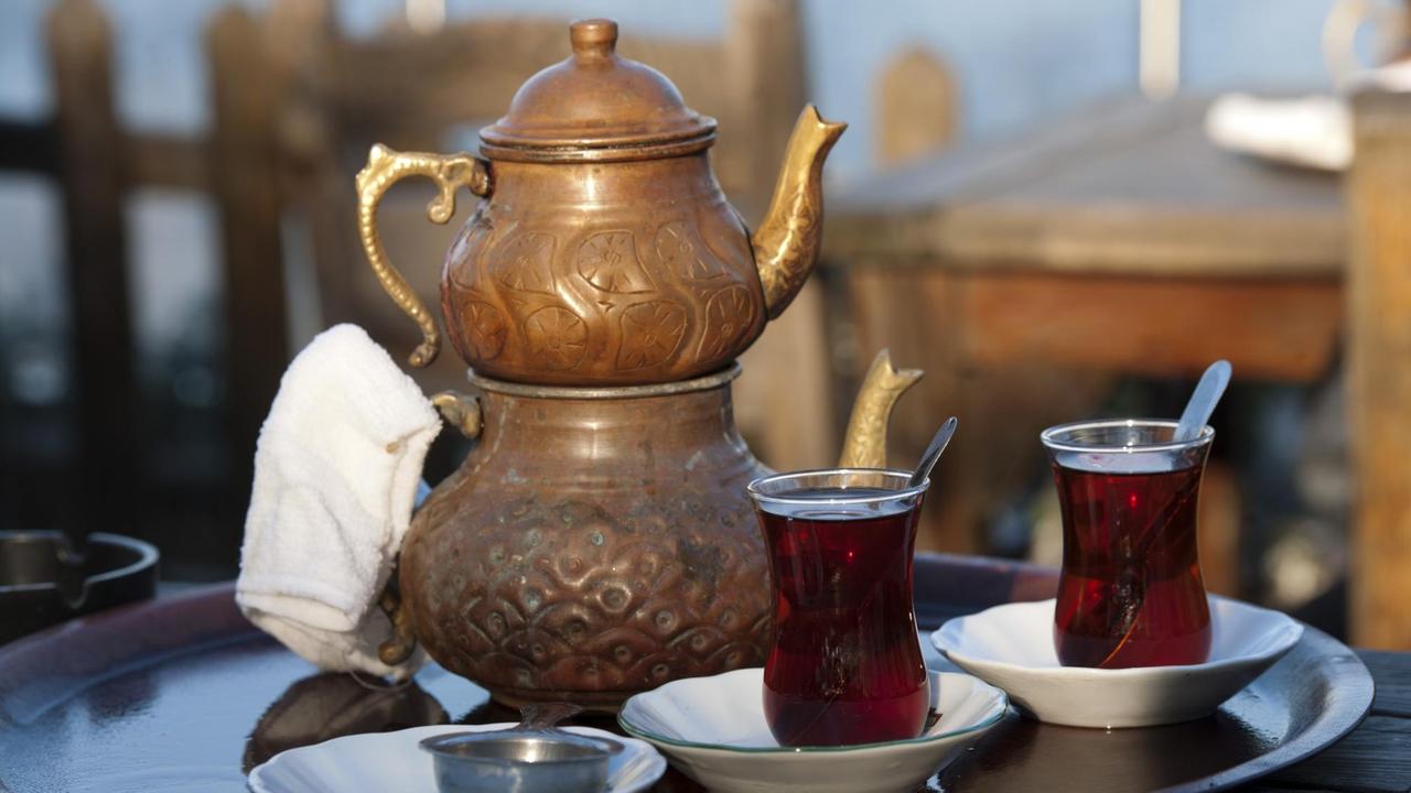 Samowar mit Kännchen. Daneben stehen zwei Gläser mit Tee. Samowar mit Kännchen. Daneben stehen zwei Gläser mit Tee.