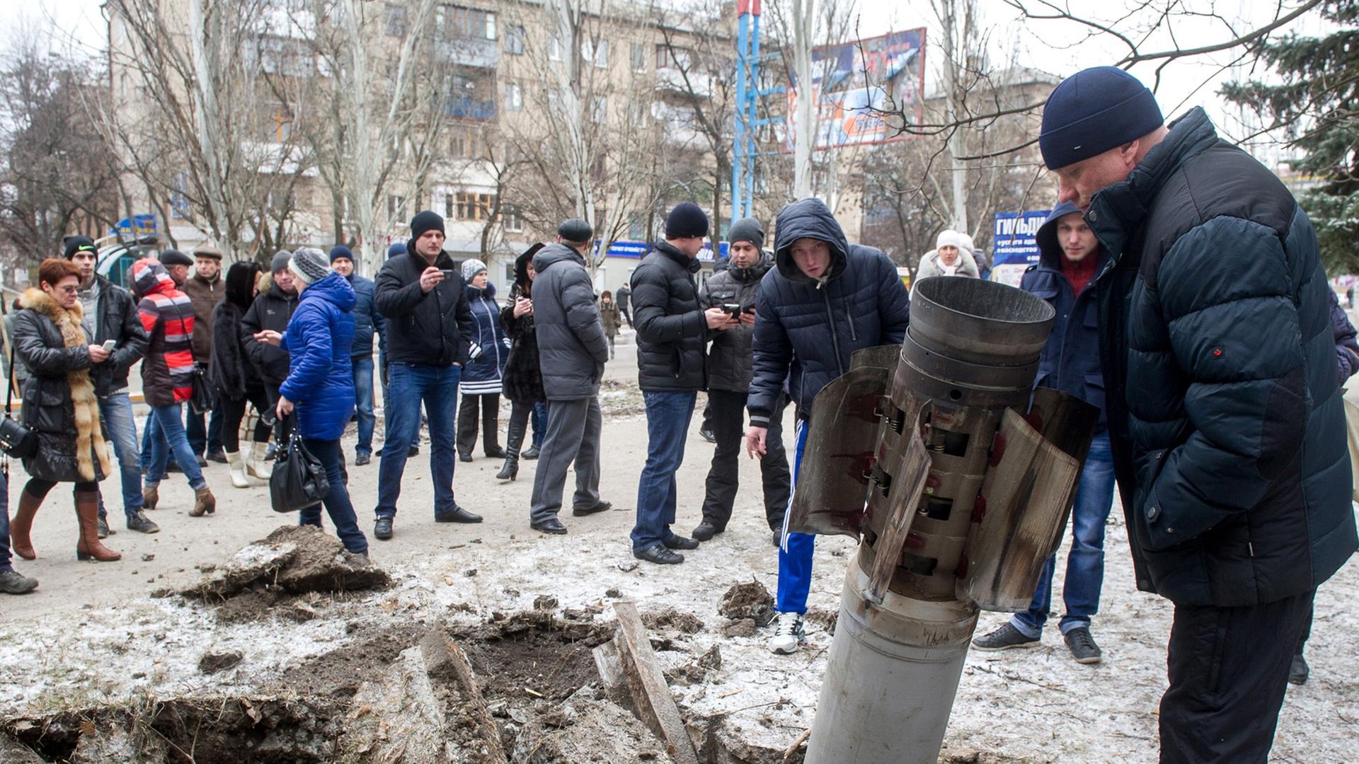 Nach dem Einschlag einer Rakete in der Stadt Kramatorsk versammeln sich viele Zivilisten um den Krater. Nach dem Einschlag einer Rakete in der Stadt Kramatorsk versammeln sich viele Zivilisten um den Krater.