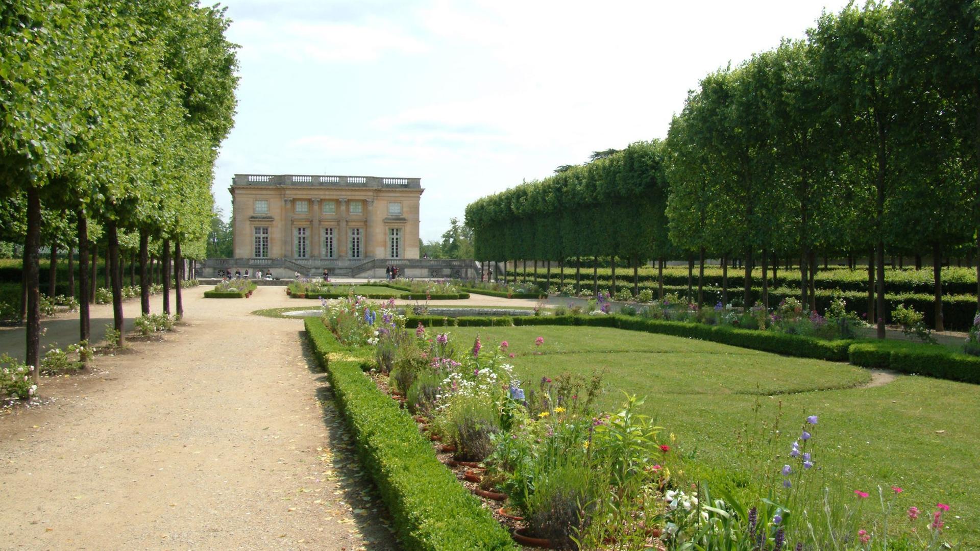 Undatiertes Foto zeigt das Lustschlösschen Petit Trianon im Versailler Schlosspark, das der schillernden französischen Königin Marie Antoinette als Zufluchtstätte vor dem höfischen Leben diente. Undatiertes Foto zeigt das Lustschlösschen Petit Trianon im Versailler Schlosspark, das der schillernden französischen Königin Marie Antoinette als Zufluchtstätte vor dem höfischen Leben diente.