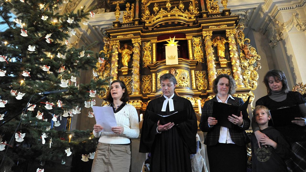 Gottesdienst an Heiligabend 2011 in der Barockkirche der evangelischen Kirchengemeinde Schloß-Ricklingen bei Hannover. Pastor Christoph Dahling-Sander hält gemeinsam mit Mitgliedern der Gemeinde die Fürbitte. Gottesdienst an Heiligabend 2011 in der Barockkirche der evangelischen Kirchengemeinde Schloß-Ricklingen bei Hannover. Pastor Christoph Dahling-Sander hält gemeinsam mit Mitgliedern der Gemeinde die Fürbitte.