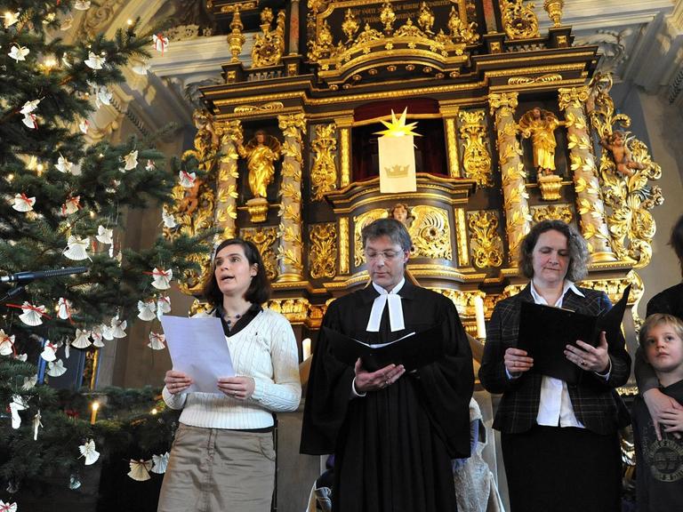 Gottesdienst an Heiligabend 2011 in der Barockkirche der evangelischen Kirchengemeinde Schloß-Ricklingen bei Hannover. Pastor Christoph Dahling-Sander hält gemeinsam mit Mitgliedern der Gemeinde die Fürbitte.