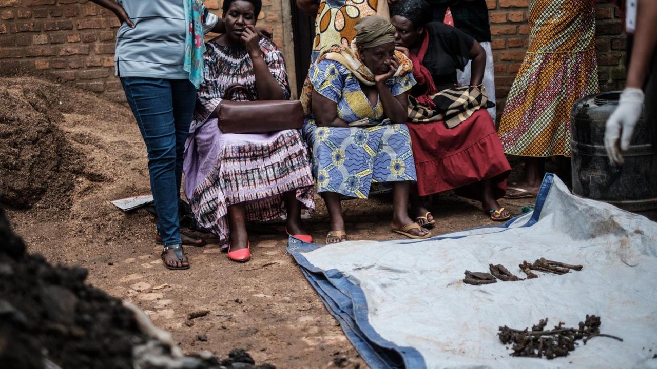 Ausgegrabene Knochen in einem neu entdeckten Massengrab in Kabuga im April 2018 Ausgegrabene Knochen in einem neu entdeckten Massengrab in Kabuga im April 2018