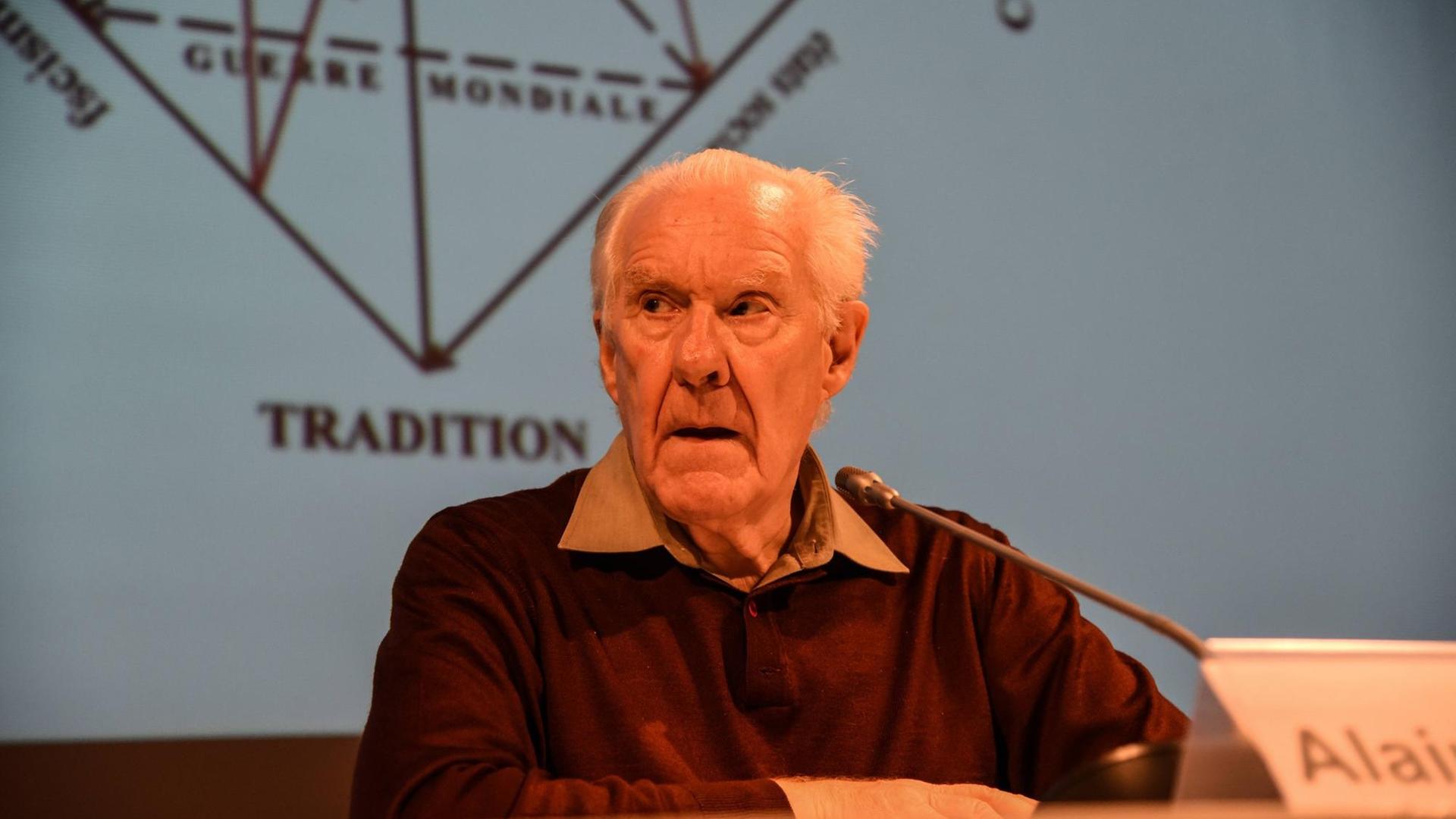 Alain Badiou, berühmter Philosoph, ehem. Direktor des Institutes für Philosophie an der École normale supérieure (ENS) in Paris und ehem. Professor der philosophischen Fakultät der Universität Paris VIII. Alain Badiou, berühmter Philosoph, ehem. Direktor des Institutes für Philosophie an der École normale supérieure (ENS) in Paris und ehem. Professor der philosophischen Fakultät der Universität Paris VIII.