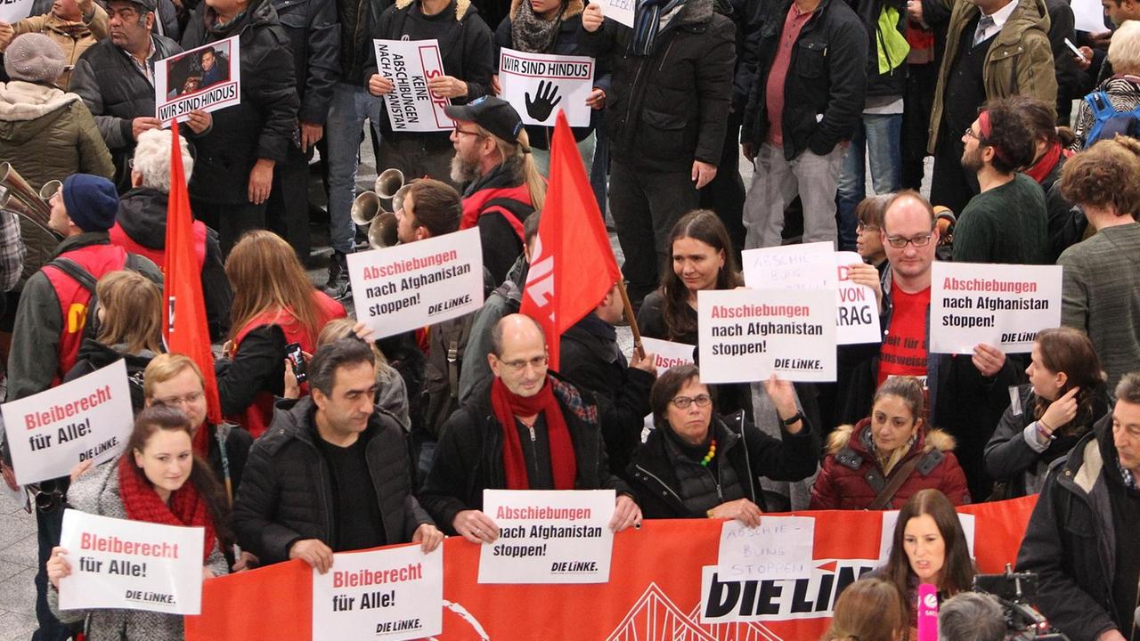 Demo gegen Abschiebungen nach Afghanistan am Frankfurter Flughafen am 14. Dezember 2016. Zahlreiche Menschen halten Protestschilder in der Hand. Demo gegen Abschiebungen nach Afghanistan am Frankfurter Flughafen am 14. Dezember 2016. Zahlreiche Menschen halten Protestschilder in der Hand.