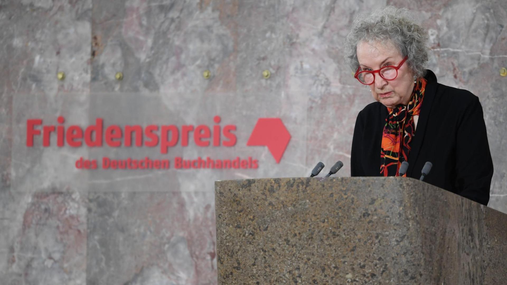 Die kanadische Schriftstellerin Margaret Atwood hält am 15.10.2017 bei der Verleihung des Friedenspreises des Deutschen Buchhandels in der Paulskirche in Frankfurt am Main ihre Dankesrede. Die kanadische Schriftstellerin Margaret Atwood hält am 15.10.2017 bei der Verleihung des Friedenspreises des Deutschen Buchhandels in der Paulskirche in Frankfurt am Main ihre Dankesrede.