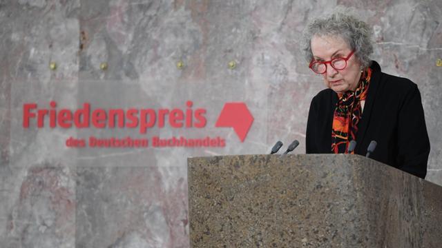 Die kanadische Schriftstellerin Margaret Atwood hält am 15.10.2017 bei der Verleihung des Friedenspreises des Deutschen Buchhandels in der Paulskirche in Frankfurt am Main ihre Dankesrede.