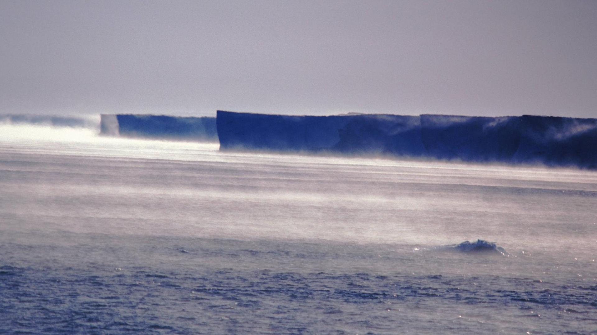 Eisnebel bei -20 Grad über dem Meer beim Ross Ice Shelf in der Antarktis. Eisnebel bei -20 Grad über dem Meer beim Ross Ice Shelf in der Antarktis.