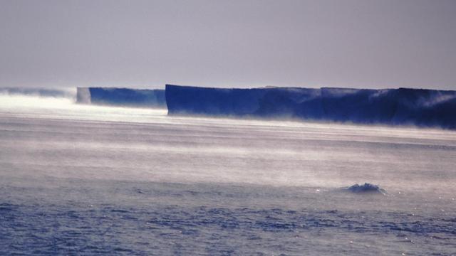 Eisnebel bei -20 Grad über dem Meer beim Ross Ice Shelf in der Antarktis.