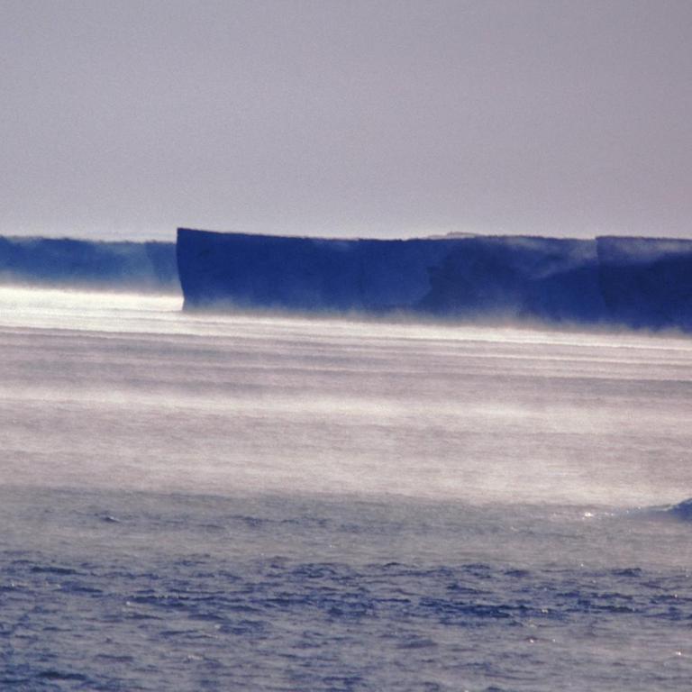 Eisnebel bei -20 Grad über dem Meer beim Ross Ice Shelf in der Antarktis.