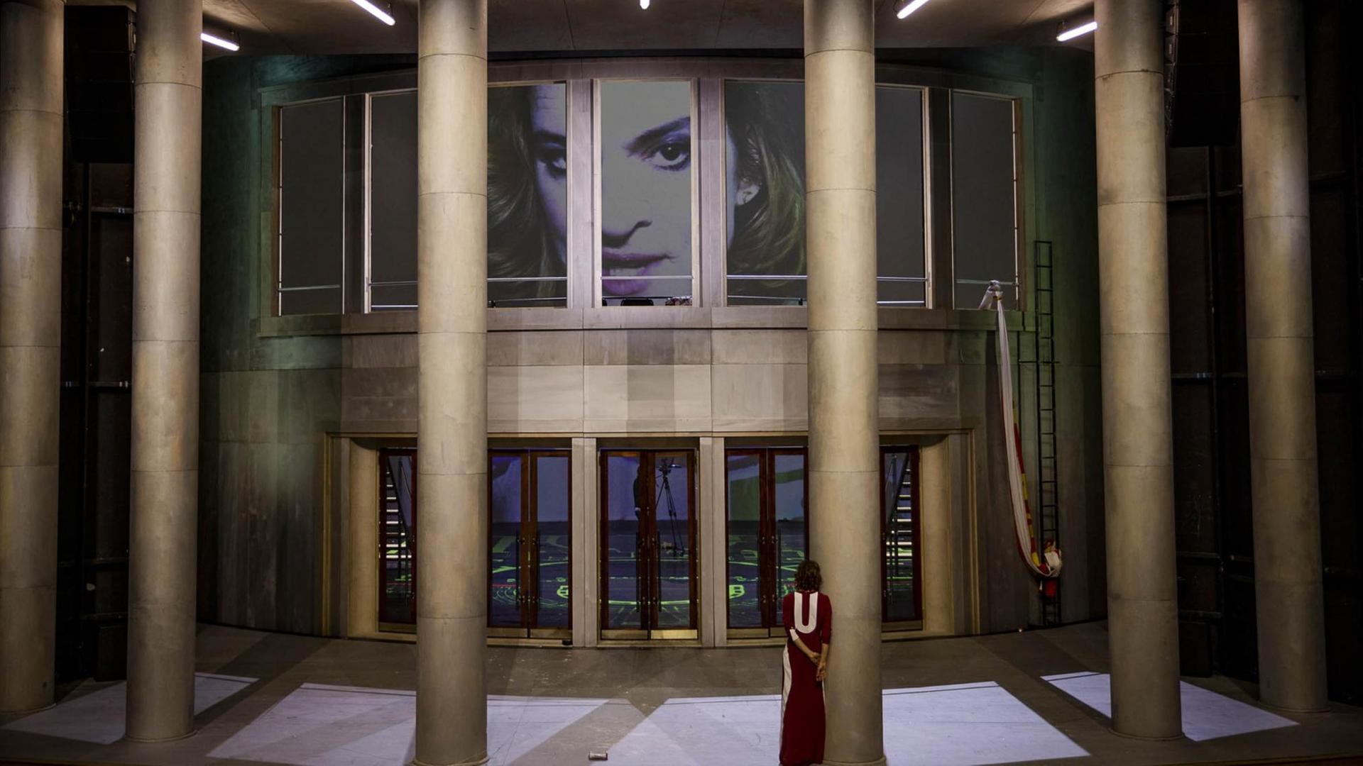 Das Bühnenbild zeigt ein Modell der Fassade der Volksbühne Das Bühnenbild zeigt ein Modell der Fassade der Volksbühne