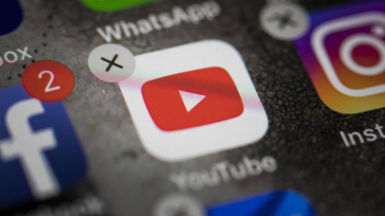 Die App von YouTube mit dem Schliessen -Kreuz ist auf einem Handydisplay zu sehen Die App von YouTube mit dem Schliessen -Kreuz ist auf einem Handydisplay zu sehen