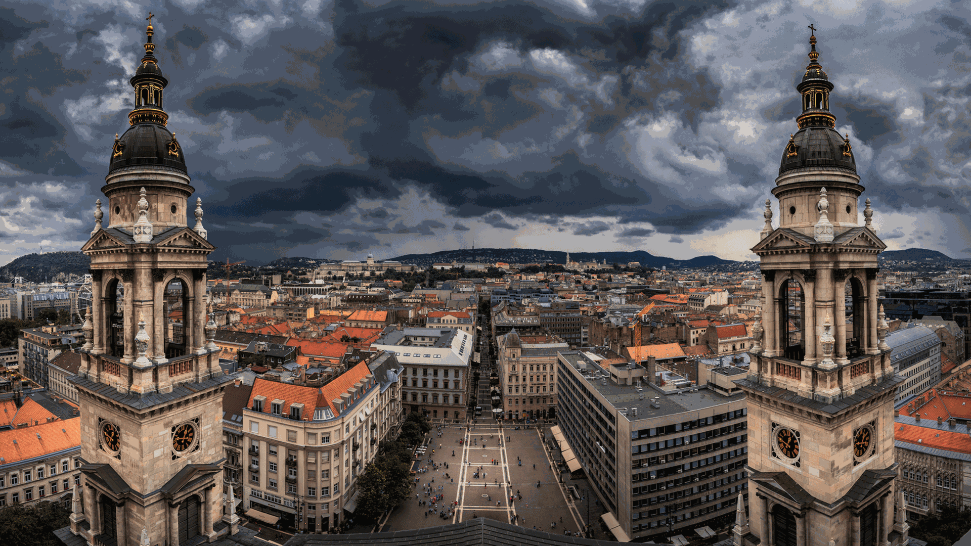 Dunkle Wolken über Budapest, Ungarn. Dunkle Wolken über Budapest, Ungarn.