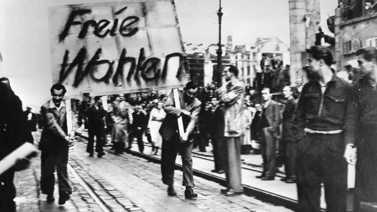 Demonstranten tragen ein Plakat mit der Aufschrift "Freie Wahlen" durch Ostberlin. Demonstranten tragen ein Plakat mit der Aufschrift "Freie Wahlen" durch Ostberlin.