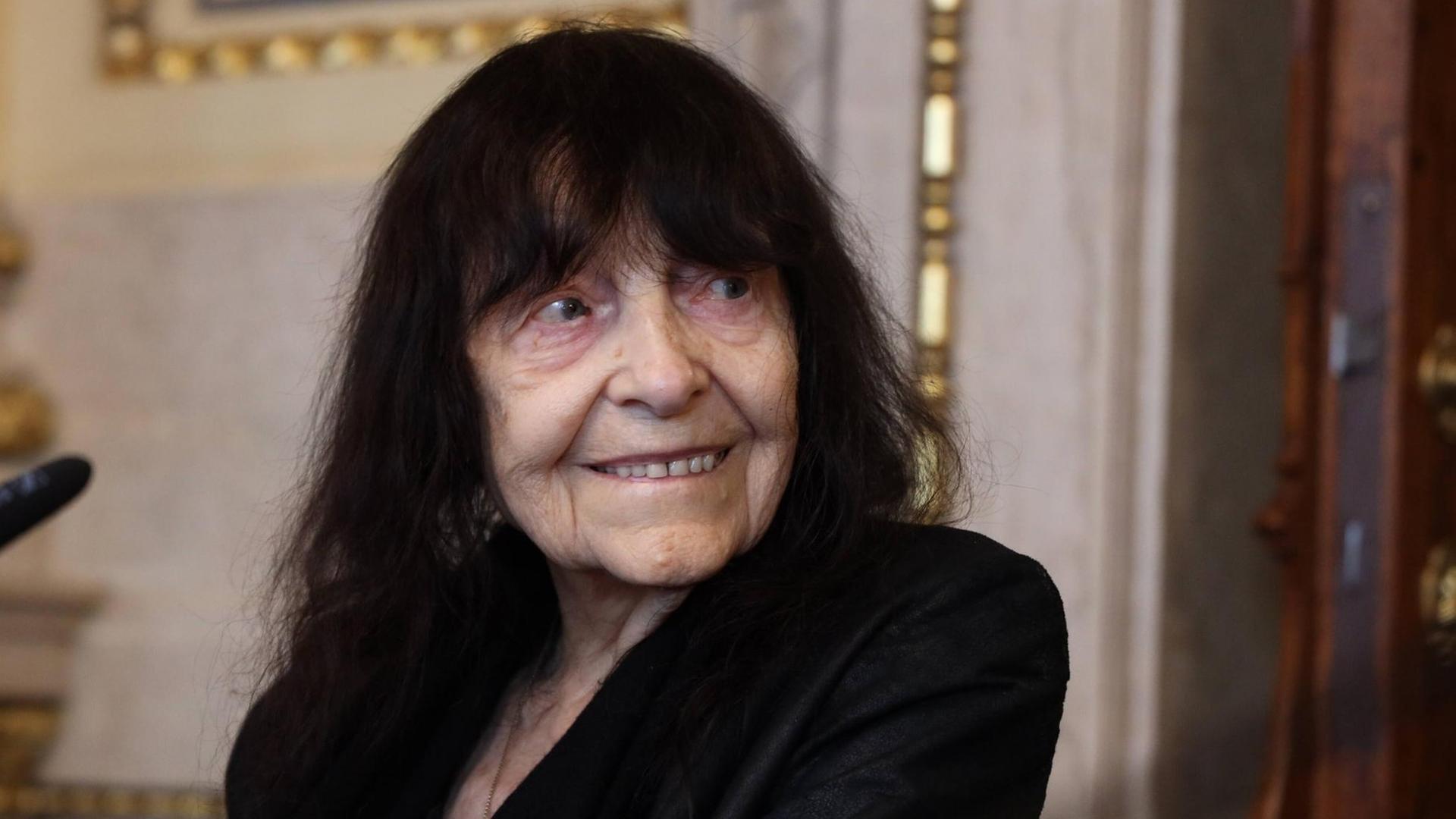 Die österreichische Schriftstellerin Friederike Mayröcker bei der Präsentation Eisener Vorhang in Wien, Oper, 2019 Die österreichische Schriftstellerin Friederike Mayröcker bei der Präsentation Eisener Vorhang in Wien, Oper, 2019