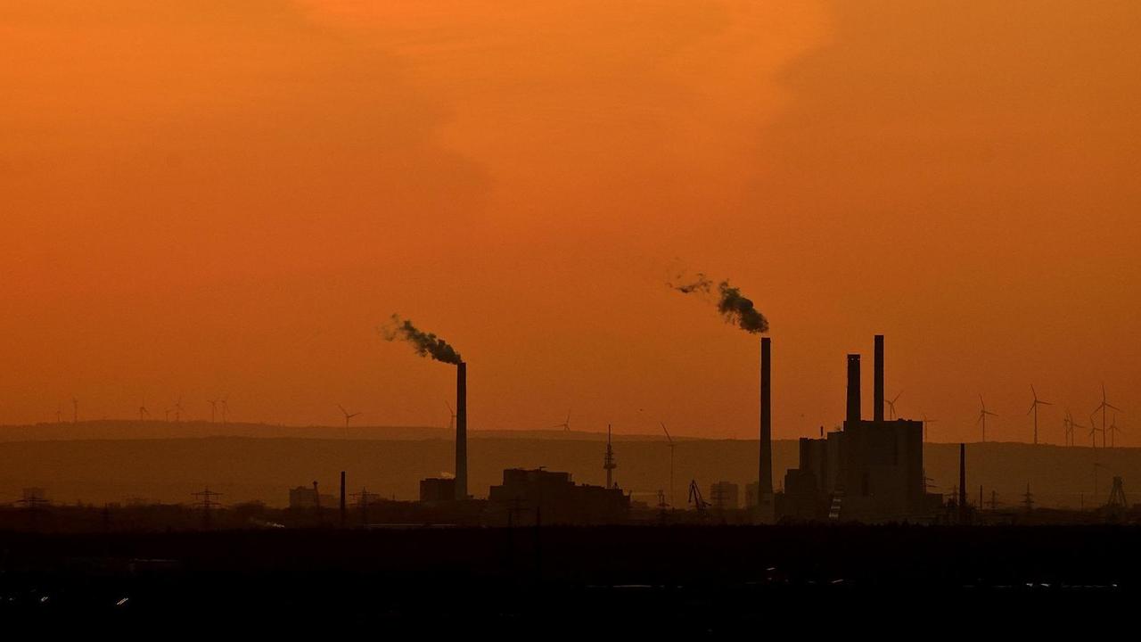 Ein Kohle-Kraftwerk mit dampfenden Schorn-Steinen. Ein Kohle-Kraftwerk mit dampfenden Schorn-Steinen.
