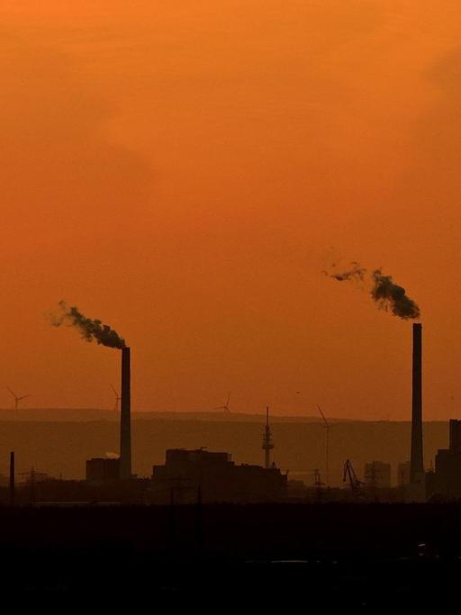 Das Großkraftwerk Mannheim. Das Steinkohlekraftwerk erzeugt Strom für rund 2,5 Millionen Menschen, Gewerbe und Industrie sowie Fernwärme für rund 120.000 Haushalte durch Kraft-Wärme-Kopplung (KWK).
