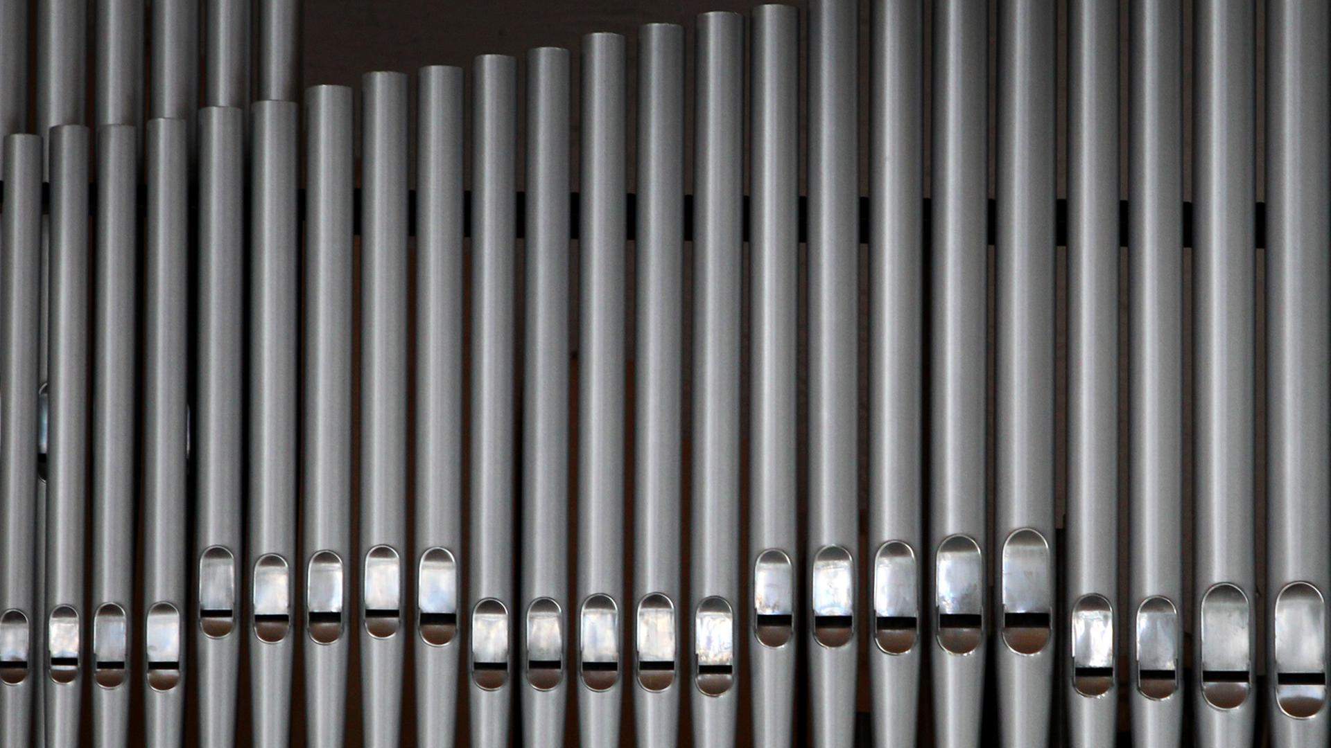 Die Orgelpfeifen einer Kirchenorgel aufgenommen am 30.11.2012 in einer Kirche in Stadtbergen (Bayern). Die Orgelpfeifen einer Kirchenorgel aufgenommen am 30.11.2012 in einer Kirche in Stadtbergen (Bayern).
