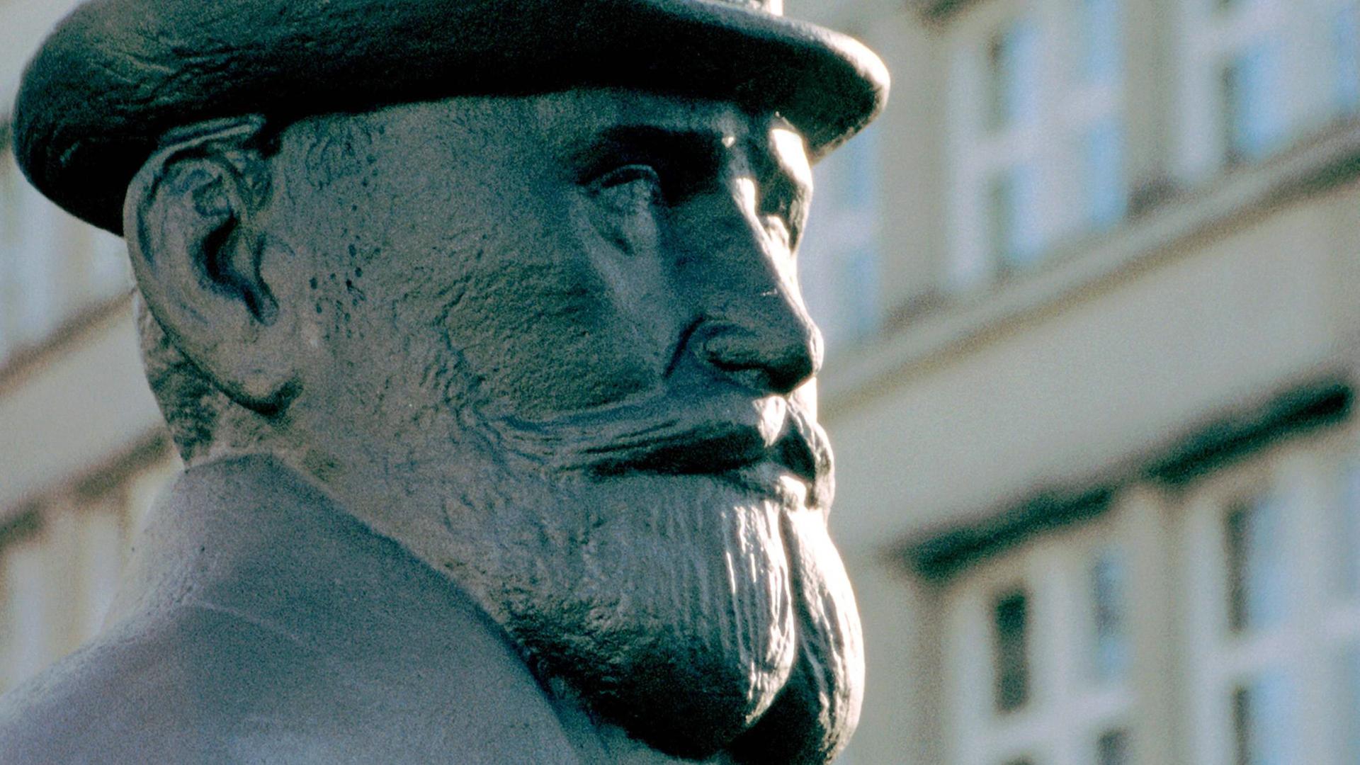 Mit der Droschke fuhr er 1928 von Berlin nach Paris: der "Eiserne Gustav" - hier: das Gustav-Hartmann-Denkmal in der Potsdamer Straße in Berlin-Schöneberg