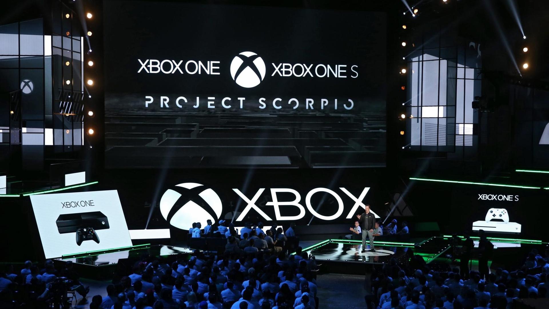Phil Spencer, bei Microsoft verantwortlich für die Xbox, spricht über die nächste Generation der Xbox-Konsole, das sogenannte "Project Scorpio", die 2017 auf den Markt kommen soll. Phil Spencer, bei Microsoft verantwortlich für die Xbox, spricht über die nächste Generation der Xbox-Konsole, das sogenannte "Project Scorpio", die 2017 auf den Markt kommen soll.