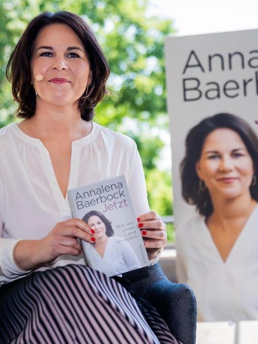 Annalena Baerbock, Kanzlerkandidatin und Bundesvorsitzende von Bündnis 90/Die Grünen, sitzt zu Beginn der Vorstellung ihres Buches «Jetzt. Wie wir unser Land erneuern» mit einem Exemplar in der Hand auf der Bühne.