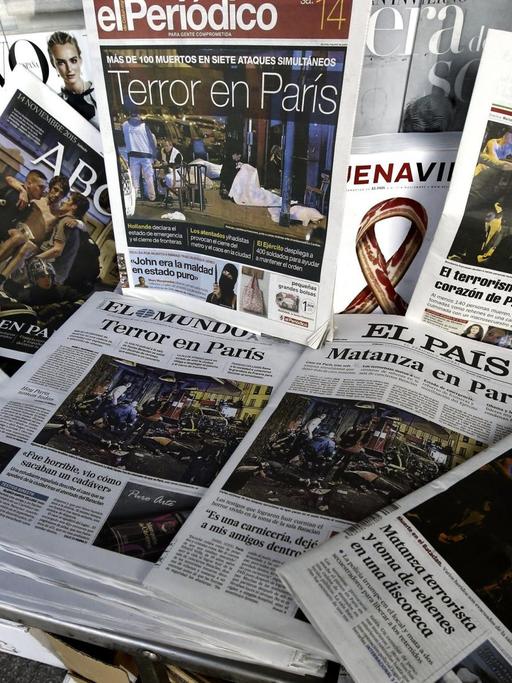 Mehrere spanische Zeitungen liegen übereinander. Aufmacherthema sind die Terrorakte von Paris.