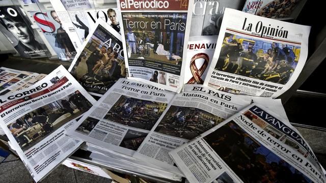 Mehrere spanische Zeitungen liegen übereinander. Aufmacherthema sind die Terrorakte von Paris.