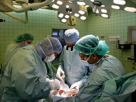 Ärzte führen in der Uni-Klinik Budapest eine Nierentransplantation durch Ärzte führen in der Uni-Klinik Budapest eine Nierentransplantation durch