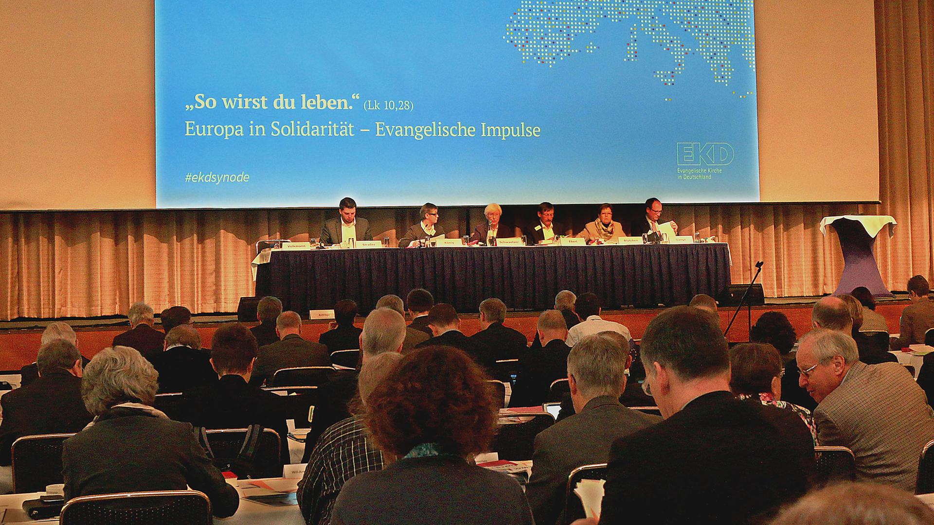 Delegierte der Synode der Evangelischen Kirche in Deutschland (EKD) beraten am 09.11.2016 in Magdeburg (Sachsen-Anhalt). Delegierte der Synode der Evangelischen Kirche in Deutschland (EKD) beraten am 09.11.2016 in Magdeburg (Sachsen-Anhalt).