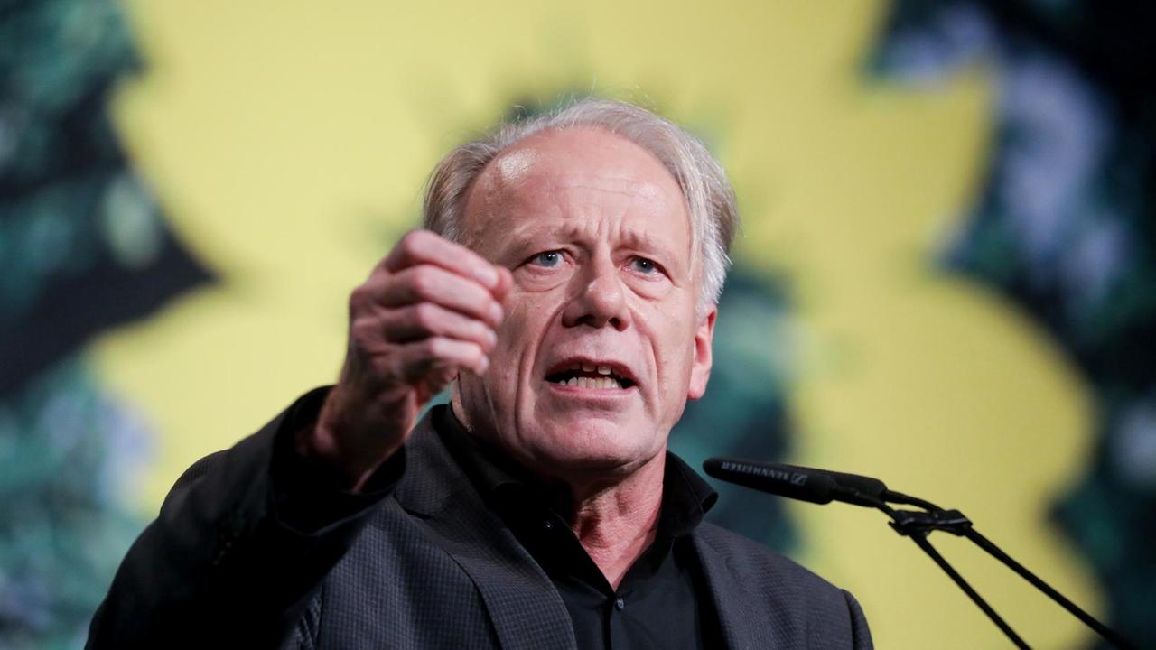 Der Politiker Jürgen Trittin steht an einem Mikrofon Der Politiker Jürgen Trittin steht an einem Mikrofon