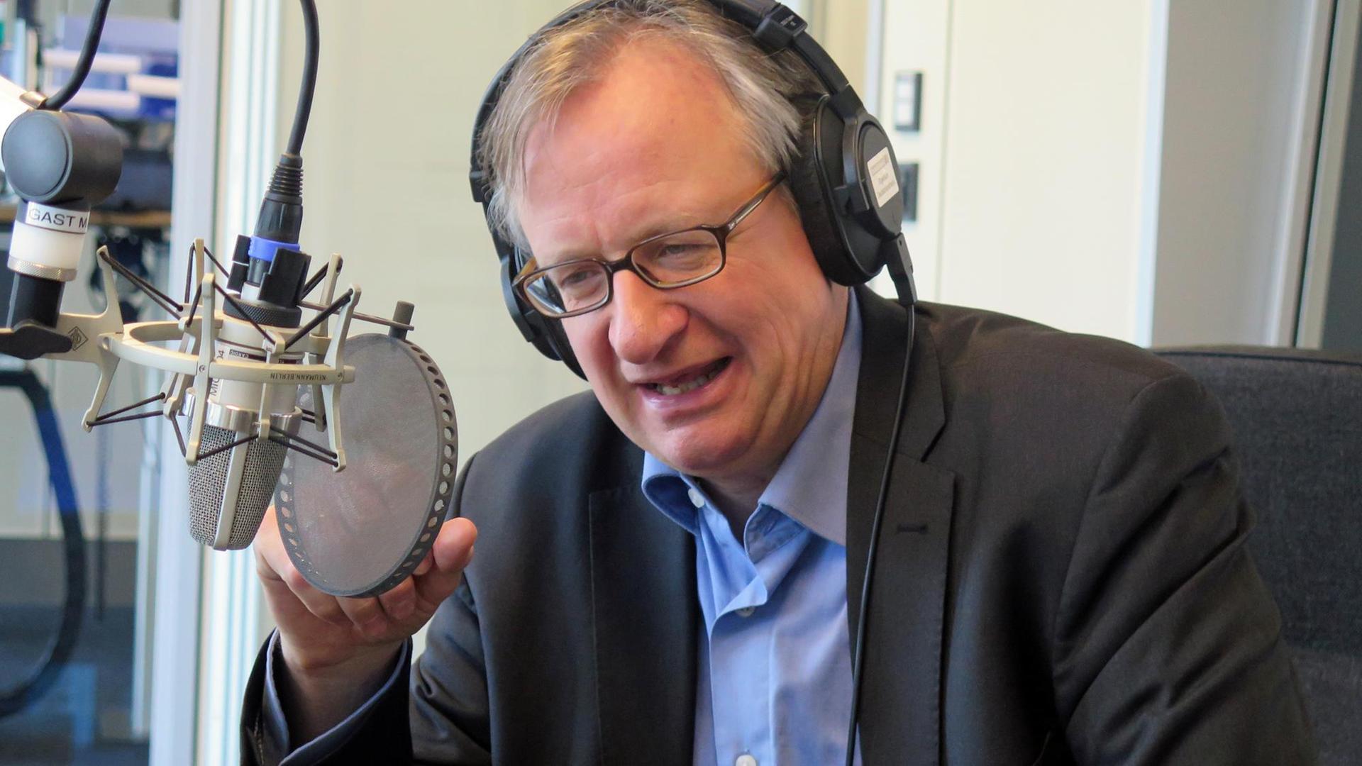 Der Politikwissenschaftler und Publizist Albrecht von Lucke in Studio 9. Der Politikwissenschaftler und Publizist Albrecht von Lucke in Studio 9.