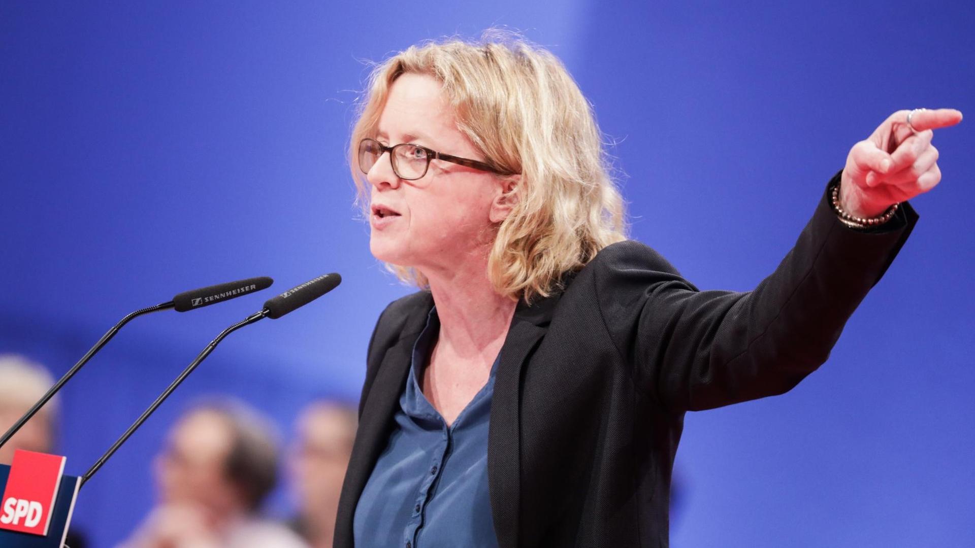 Die Landesvorsitzende der Bayern-SPD und Stellvertretende Vorsitzende der SPD, Natascha Kohnen, spricht am 21.01.2018 beim SPD-Sonderparteitag in Bonn Die Landesvorsitzende der Bayern-SPD und Stellvertretende Vorsitzende der SPD, Natascha Kohnen, spricht am 21.01.2018 beim SPD-Sonderparteitag in Bonn