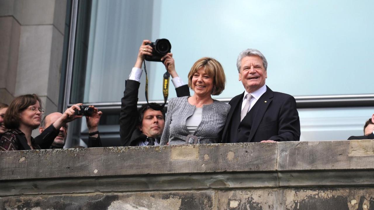 Joachim Gauck, Kandidat für das Amt des Bundespräsidenten, steht am Sonntag (18.03.2012) während der Bundesversammlung neben seiner Lebensgefährtin Daniela Schadt auf einem Balkon auf der Ostseite des Reichstages in Berlin