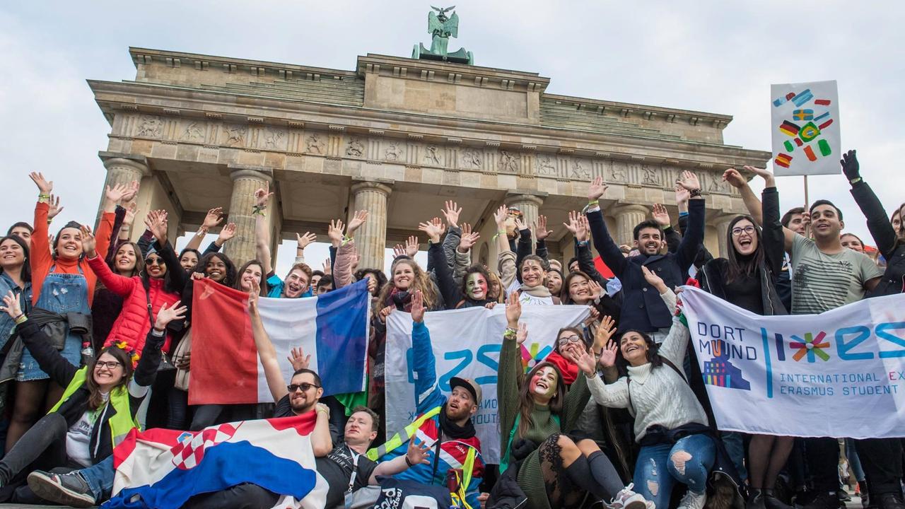 Studierende des Erasmus-Austauschprogramms bei einem Aktionstag vor dem Brandenburger Tor in Berlin. 