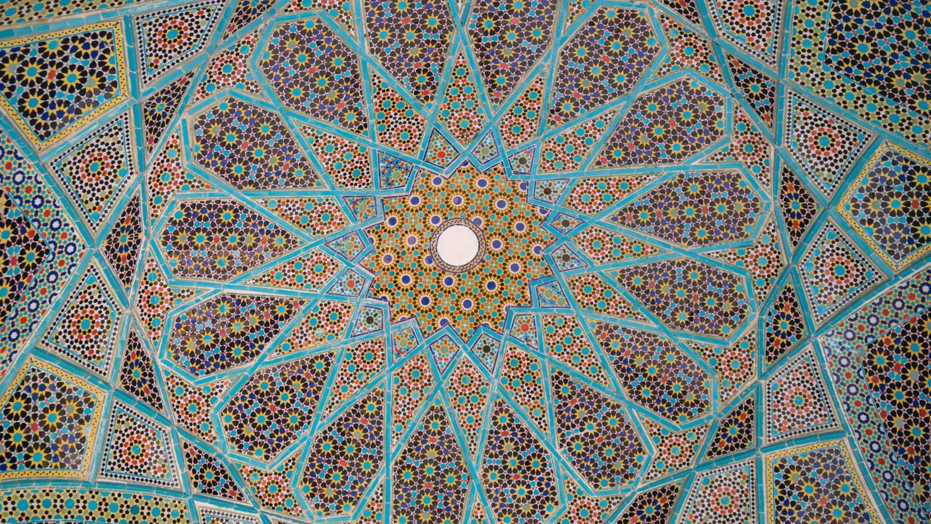 Kunstvoll gearbeitete Decke des Schreins am Grab des Mytikers Hafez in Shiraz, Iran Kunstvoll gearbeitete Decke des Schreins am Grab des Mytikers Hafez in Shiraz, Iran