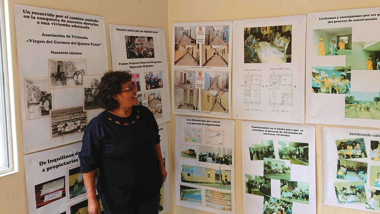 Margarita Monforte mit Bildern in ihrem Wohnzimmer vom Kampf und Bau der neuen Siedlung in Lima. Margarita Monforte mit Bildern in ihrem Wohnzimmer vom Kampf und Bau der neuen Siedlung in Lima.