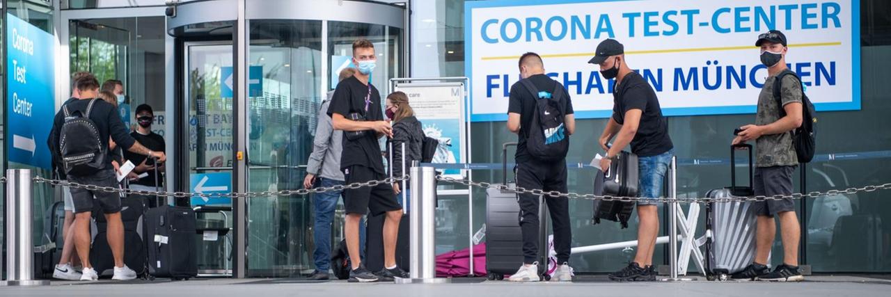 Eine Reisegruppe, die aus Kreta eingetroffen ist, wartet am Flughafen München auf ihre Corona-Tests. Eine Reisegruppe, die aus Kreta eingetroffen ist, wartet am Flughafen München auf ihre Corona-Tests.